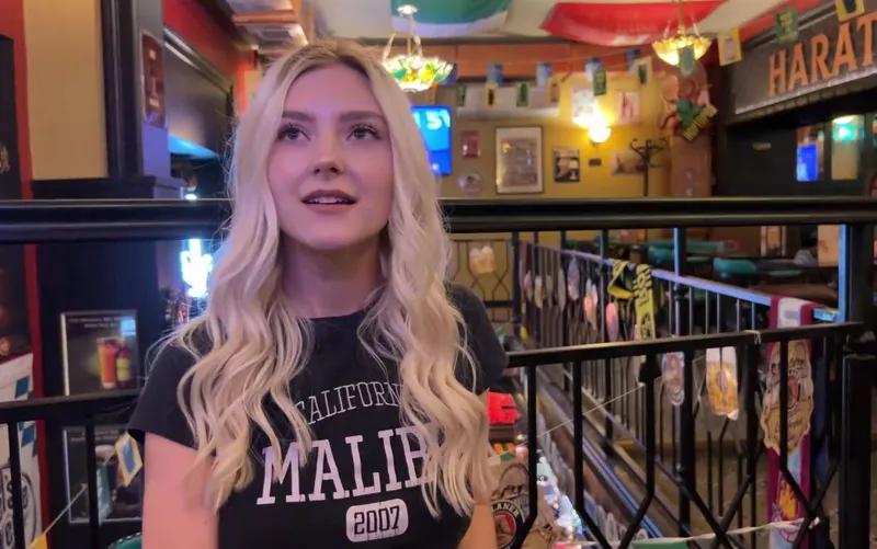 Eva elfie gạ một ccu trai số hưởng ở quán bar vào toilet