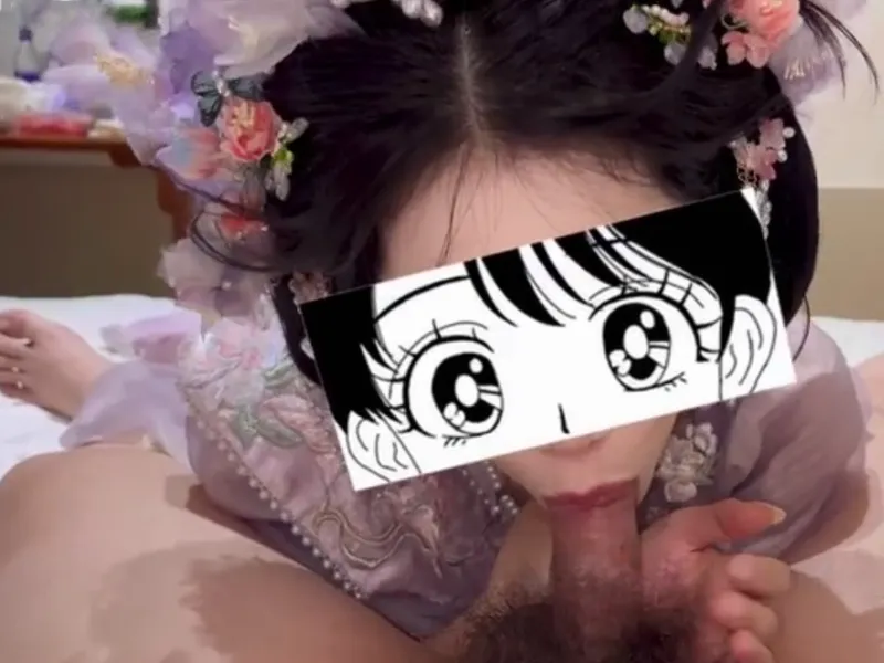 Gái xinh trong bộ đồ tiên nữ, liếm chuối cực đã